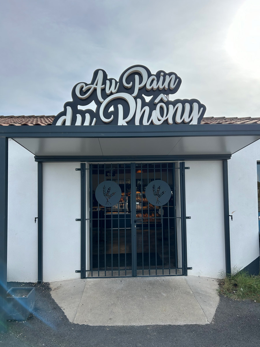 Grille porte fenêtre acier français aménagement extérieur protection